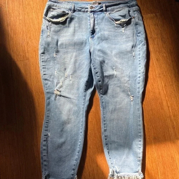 Judy Blue relaxed fit 22W light wash distressed jeans - JB88430 - Picture 1 of 10